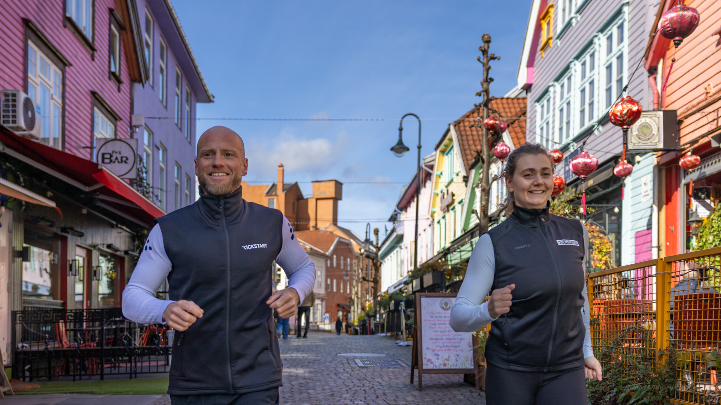 Martin Johnsrud Sundby og Nicole Tandrevold Næsheim i Fargegata i Stavanger april 2026, fotografert av Rune Helliesen